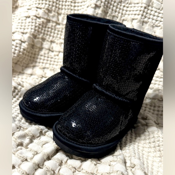 UGG Toddler Classic Short Chunky Sequin Pull-On Booties - Picture 3 of 8